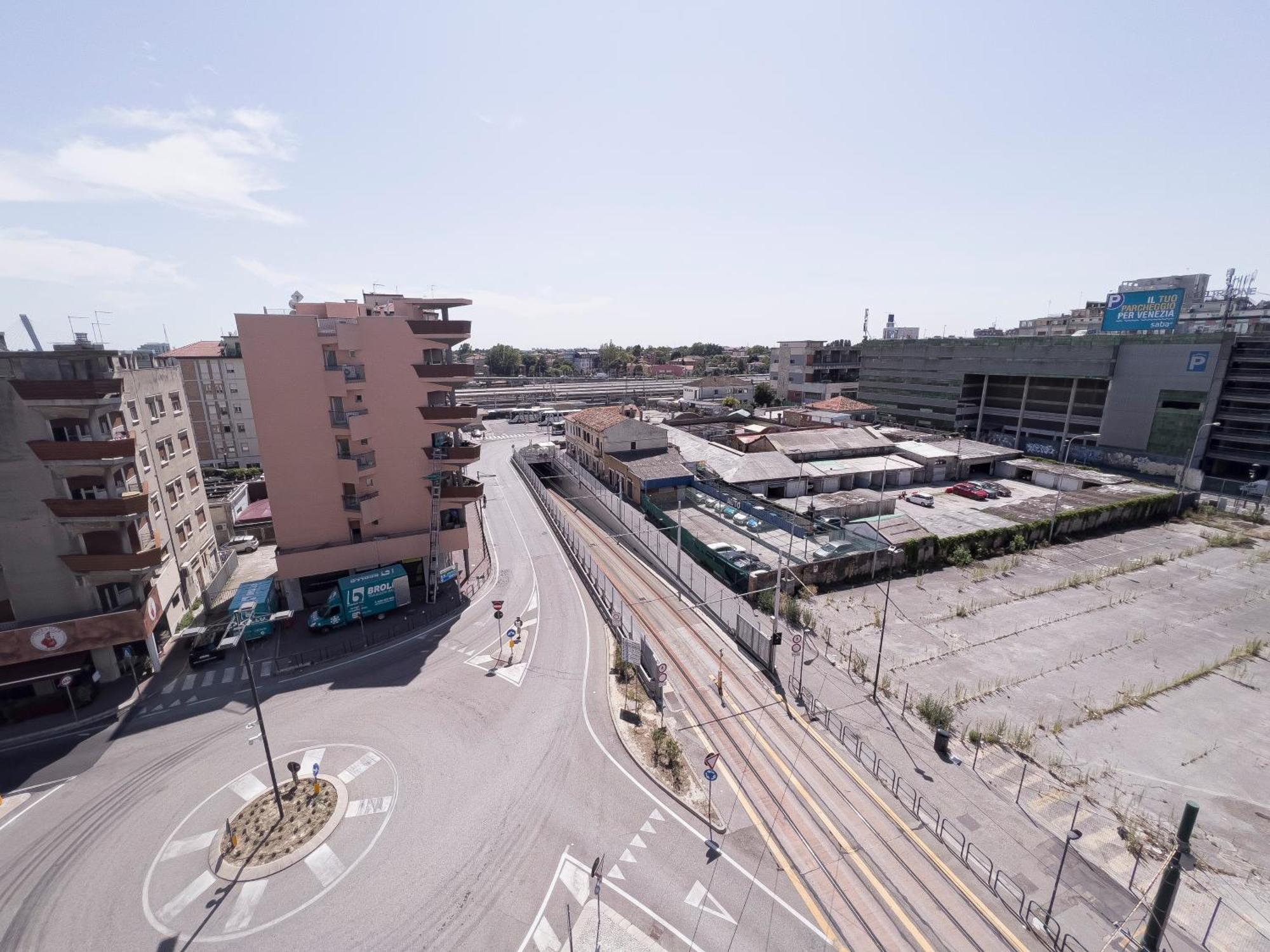 Apartment With View Train Station *